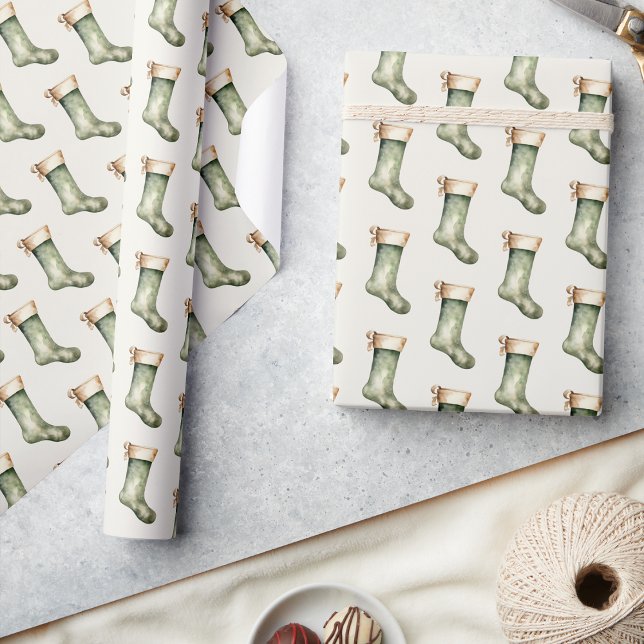 Papel De Presente Presente embrulhado em meia de Natal (Classic Green Christmas Stocking Gift Holiday Wrapping Paper by Painted Paperie
)