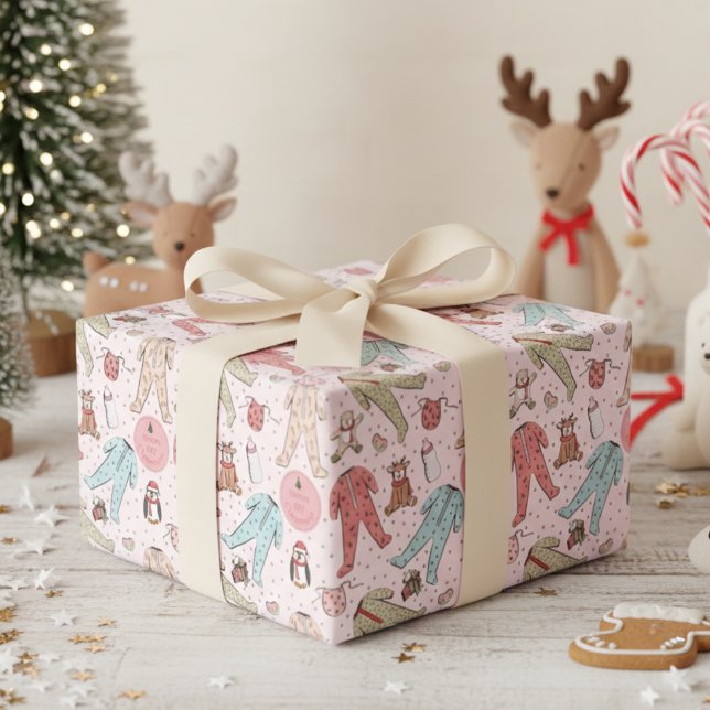 Papel De Presente Primeiro Natal Personalizado do Bebê Rosa Bonito (Cute 1st Christmas Kids Wrapping Paper. Baby Pj's & Winter Animals First Xmas Illustration for Girl)