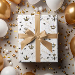 Papel De Presente Rainha Elegante Abelha Coroa Dourada Branca<br><div class="desc">Este Papel de Embrulho Rainha Elegante Abelha Coroa Dourada Branca apresenta um padrão desenhado à mão de uma majestosa Rainha Abelha e sua coroa dourada, rodeada por abelhas melíferas a zumbir e o texto "Rainha Abelha" escrito elegantemente à mão em cor dourada, tudo contra um fundo branco limpo. Perfeito para...</div>