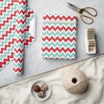 Papel De Presente Red e Aqua Christmas Zigzag Chevron Stripes<br><div class="desc">Papel de embrulho personalizado com um padrão de listras de diafragmas de pré-disquete moderno e fofo. Clique no botão Personalizar para adicionar seu próprio texto ou imagens para criar um único design! Torne-se criativo e use este papel padronizado divertido para mais do que apenas um presente. Também é excelente para...</div>
