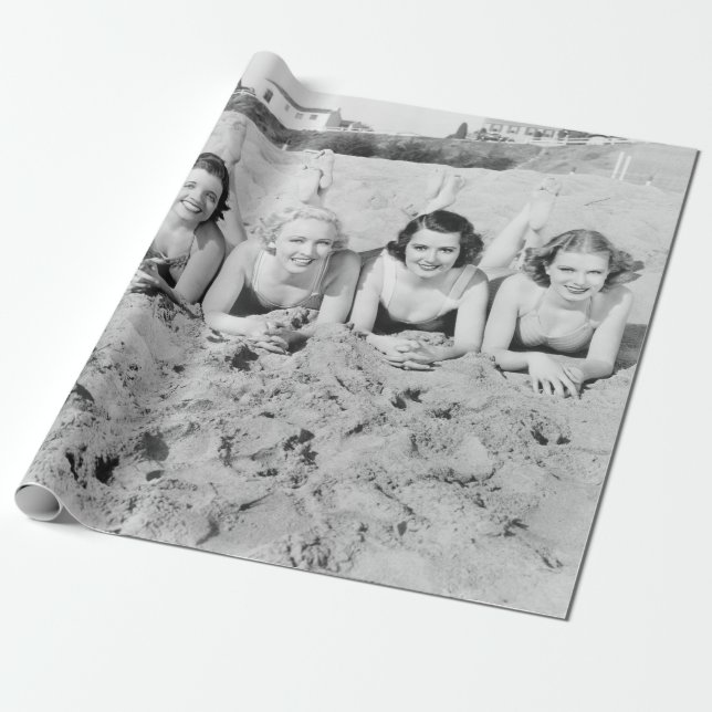 Papel De Presente Retrato de cinco jovens mulheres deitadas na praia (Desenrolado)