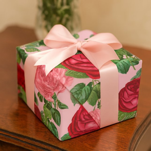 Papel De Presente Rosas Elegantes Floral Vintage  (vintage pink and red roses on pastel pink background . Beautiful wrapping paper..)