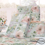 Papel De Presente Rosas Esmagadores Sage Eucalyptus Wedding<br><div class="desc">Um papel de embalagem,  cor-de-rosa,  cor-de-rosa,  com ervilhas,  suculentos e eucaliptos cor-de-rosa,  sobre um fundo verde de sábio sólido.</div>