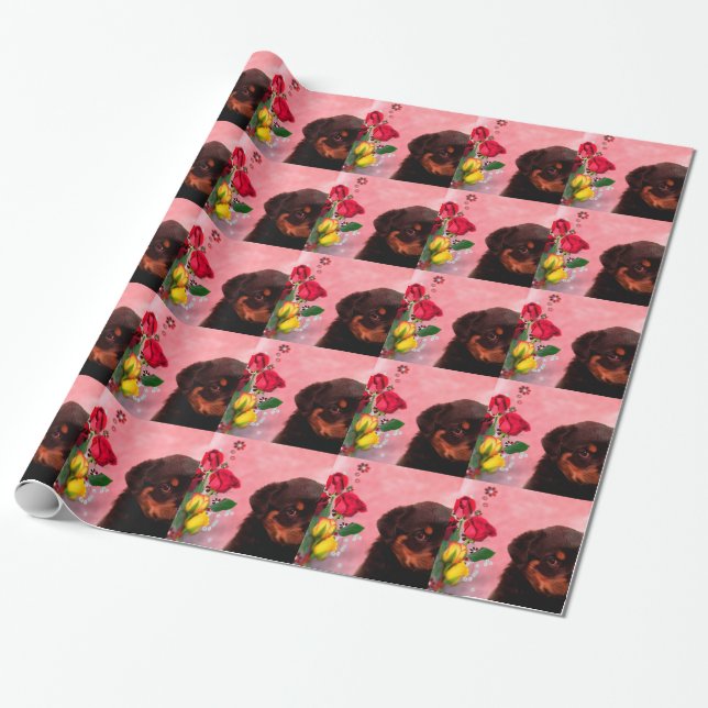 Papel De Presente Rottweiler Puppy com flores vermelhas e amarelas (Desenrolado)