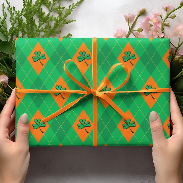 Papel De Presente Rua de Clover Argyle, Lucky Green. (Lucky Clover Irish Argyle Pattern Wrapping Paper. Green and Orange Diamonds with Yellow Dotted Line.)