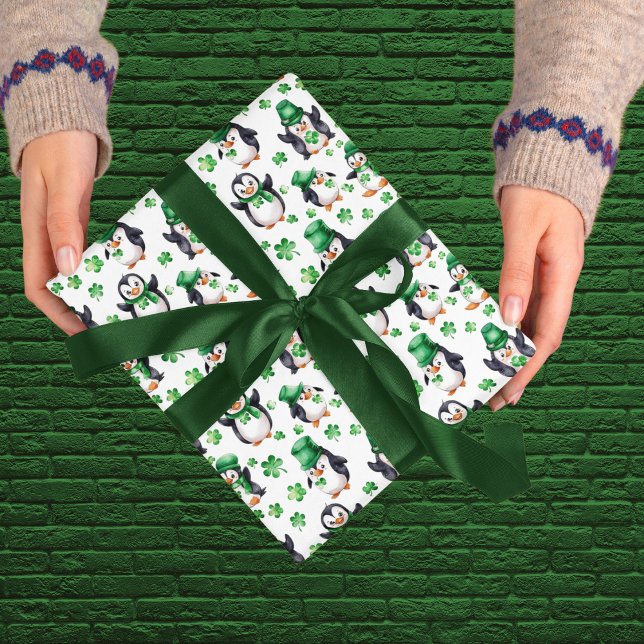 Papel De Presente Rua de Shamrock com chapéu verde de pinguim bonito (Criador carregado)