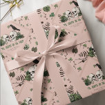 Papel De Presente Rua gótico. Patricks Day Floral Skulls<br><div class="desc">Este único e elegante design de embrulho gótico irlandês de papel de embrulho apresenta belas ilustrações desenhadas à mão em irlandês a tinta preta contra um elegante fundo cor-de-rosa. Com capas verdes, crânios, corvos, rosas verdes e flores silvestres, este papel de embrulho verde festivo é ideal para casamentos irlandeses, chás...</div>