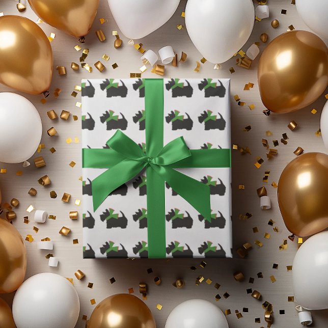 Papel De Presente Scotty Dog e Tartan Feliz Natal (Jaunty Scottie's in holiday scarves parade across this fun gift wrap.)