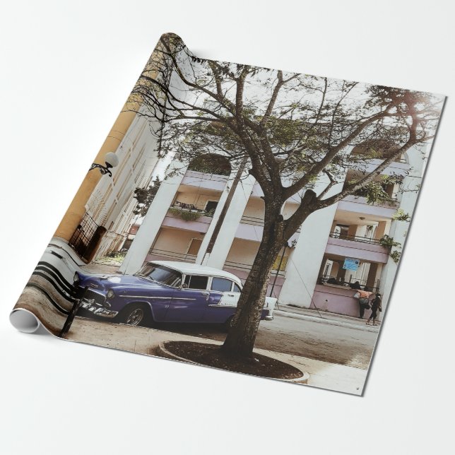 PAPEL DE PRESENTE SEDAN AZUL ESTACIONADO PERTO DO EDIFÍCIO BRANCO (Desenrolado)