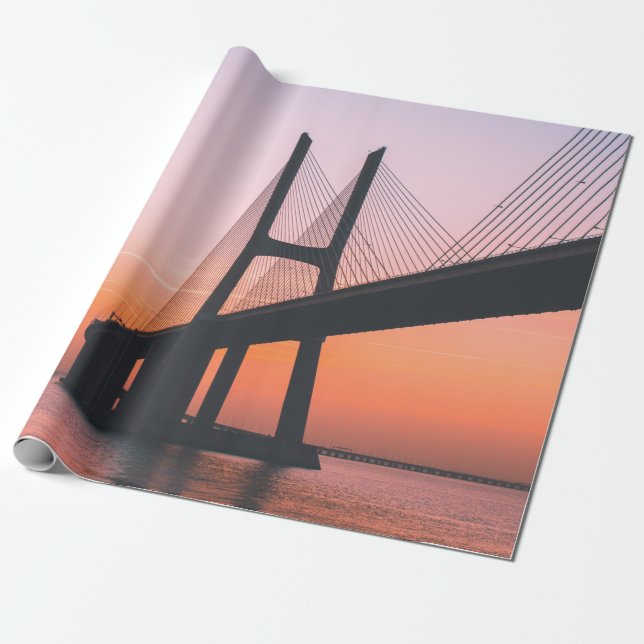PAPEL DE PRESENTE SILHOUTE DA PONTE SOB O CÉU CLARO (Desenrolado)