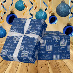 Papel De Presente Silver Menorah Blue Chic Hanukkah Personalizado<br><div class="desc">Personalize este chic prata Menorahs em papel azul de embrulho de Chanucá com seu nome e ano. A simples e clássica design Menorah, em estilo minimalista, faz com que este presente Chanukah envolva uma escolha perfeita para adultos e crianças. Se preferir o seu eterno de papel de embrulho de férias,...</div>
