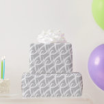 Papel De Presente Símbolo de união branca rico no casamento prateado<br><div class="desc">A design apresenta um roteiro de união branca em um padrão elegante e único no fundo prateado, para celebrar o dia especial da noiva e do noivo. O papel de embrulho também é adequado para noivados, aniversários de casamento, Dia de os namorados, Dia Mais Doce, ou qualquer outra ocasião para...</div>
