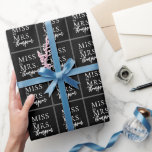 Papel De Presente Simples Senhorita para a Sra. Chá de panela Preta<br><div class="desc">Projetado para combinar com nossa coleção botânica rústica. Surpreenda a noiva a ser com um papel de embrulho personalizado. O design apresenta um simples design com um cabeçalho que lê "saudades" da mrs,  delimitado por dois quadrados</div>
