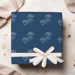 Papel De Presente Sr. & Sra. Wedding Favorecer Marinho de Cor Sólida<br><div class="desc">Uma cor ousada com fontes chic faz uma peça de declaração para favores de recepção. Os itens são mais fáceis de personalizar quando você substitui todos os textos e fotos primeiro. Se a sua arte ainda precisar ser ajustada, clique no botão Personalizar este. Isso vai levá-lo a uma área de...</div>