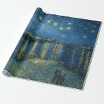 Papel De Presente Starry Night Over the River Rhone (por van Gogh)<br><div class="desc">Esta design apresenta uma pintura do artista Poste-impressionista holandês Vincent van Gogh (1853-1890), que é amplamente reconhecido como uma das figuras mais influentes da história da arte ocidental. É uma pintura paisagística que mostra a cidade francesa de Arles à noite na margem do rio Rhône. A cena escolhida por van...</div>