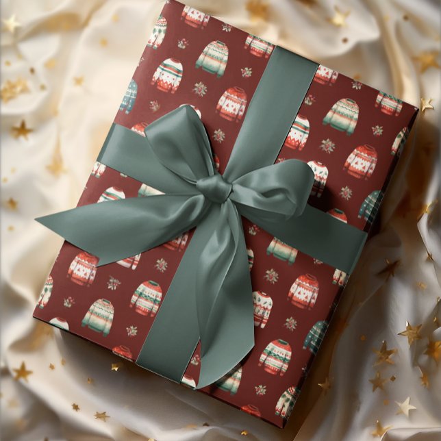 Papel De Presente Suéter de Natal Feio | Holly e Berries Pattern (Ugly Christmas Sweater Holly and Berries Pattern Dark Red Wrapping Paper)