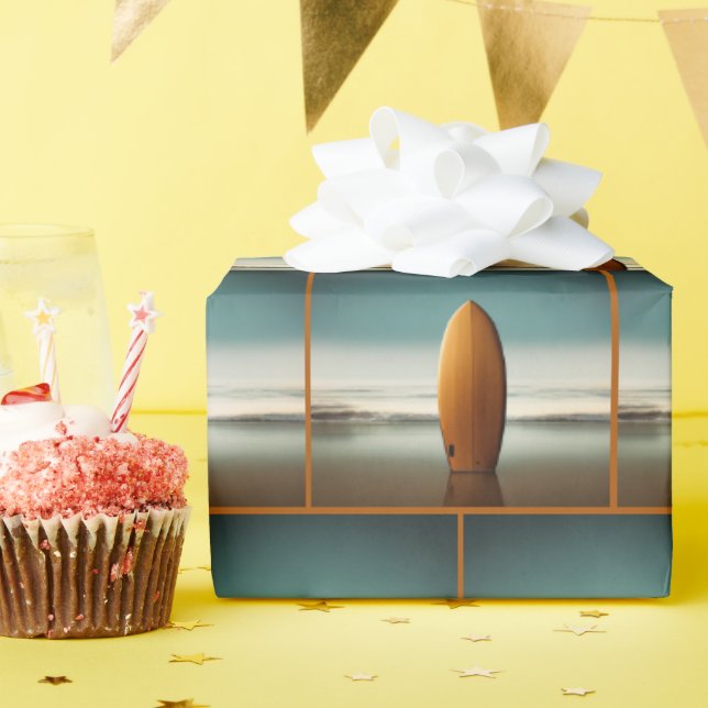 Papel De Presente Surfboard Em Direita Na Areia Da Praia (Festa de aniversário)