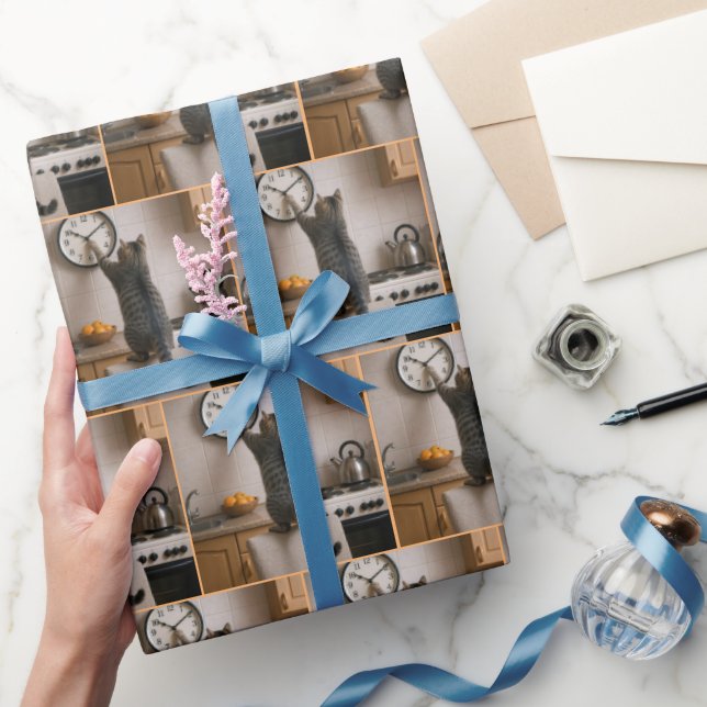 Papel De Presente Tabby Cat Changing the Time On a Clock (Presentear)