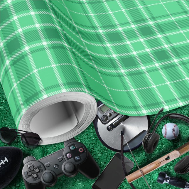 Papel De Presente Tartan - Verde médio vibrante a verde escuro (Tartan - Vibrant Medium Green to Dark Green Wrapping Paper by Leapfroglisics Shop)