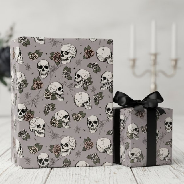 Papel De Presente Taupe Gótica Skulls e Rosas Floral (Taupe Gothic Floral Skull Wrapping Paper. Ornate Hand Drawn Vintage Skulls & Roses in Black Ink)
