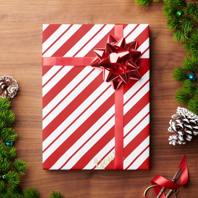 Papel De Presente Texto Dourado Personalizado de Strips Vermelhas de (Christmas Candy Cane Red Stripes Custom Gold Text Wrapping Paper)