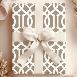 Papel De Presente Trendy Mocha Brown Marroquino Trellis Pattern<br><div class="desc">Chic Mocha Brown e White Marroquino Trellis Pattern Gift Wrapping Paper. Perfeito por colocar esse toque final em seus presentes e é excelente para aniversários,  Natal,  aniversários ou casamentos! Belos Padrões de Design de papel de moldagem moderna de presentes por Bonito imprimível.</div>