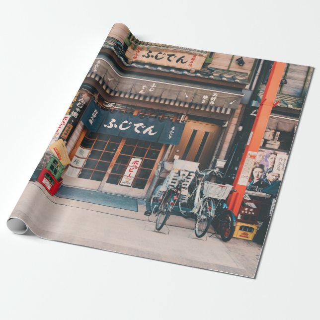 PAPEL DE PRESENTE TRÊS BICICLETAS ESTACIONADAS NA FRENTE DA CONSTRUÇ (Desenrolado)