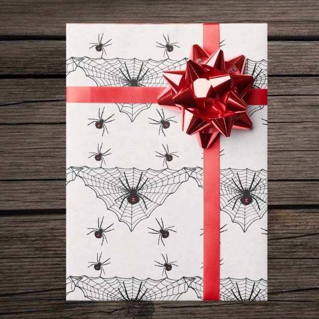 Papel De Presente Triângulo modela a aranha preta com viúvas pretas (Triangle shaped black spider web with black widow spiders on white gift wrapping paper.)