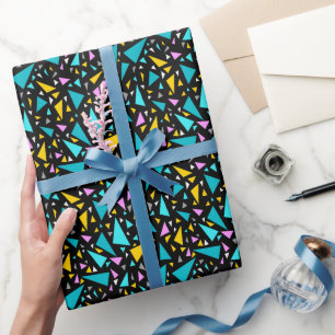Papel De Presente Triângulos cores azul amarelo em um fundo preto a