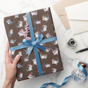 Papel De Presente Tubaroes de Natal Jogados no Marrom Escuro