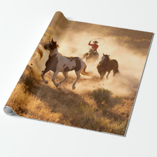 Papel De Presente Two western cowboys riding horses, roping wild hor