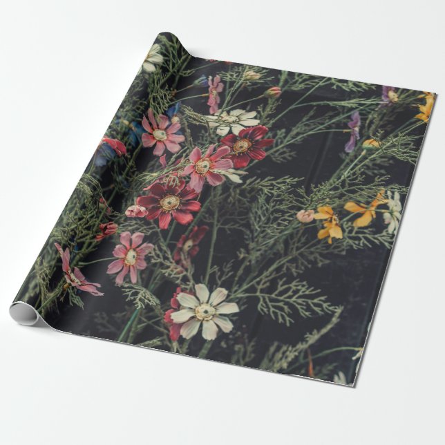 Papel De Presente Várias flores no fundo preto de madeira. Ab (Desenrolado)