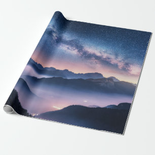 Papel De Presente Via Látea sobre montanhas de nevoeiro à noite no