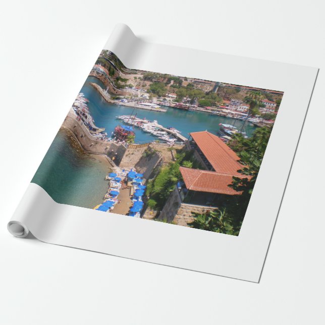 Papel De Presente Vista do porto, praia Mermerly na cidade de Antaly (Desenrolado)