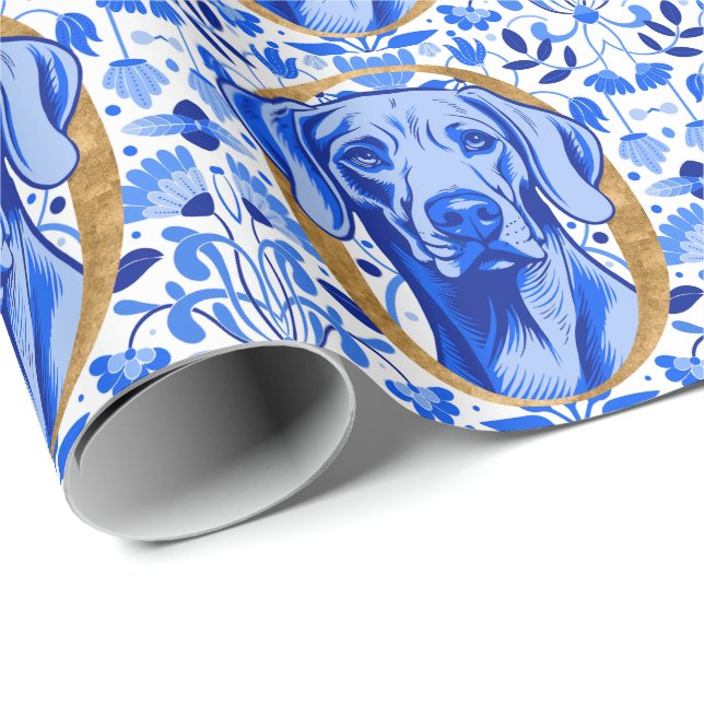 Papel De Presente Weimaraner peering thru the letter "O" in Gold (Ponta do rolo)