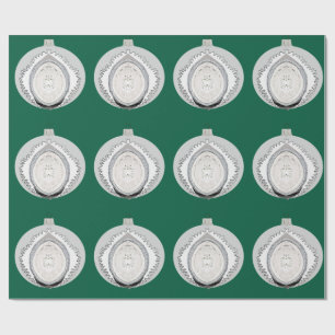 Papel De Presente White Ornament on Green Wrappaper