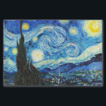 Papel De Seda A Noite Estrelada de Vincent Van Gogh<br><div class="desc">A pintura é dominada por um céu noturno cheio de lua e estrelas. Ele ocupa três quartos do plano fotográfico e parece turbulento, até agitado, com padrões intensos que parecem atravessar sua superfície como ondas. Ela está repleta de órbitas brilhantes - incluindo a lua crescente à extrema direita, e Vênus,...</div>
