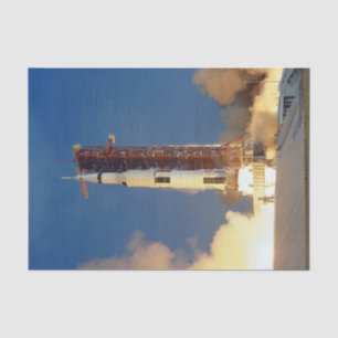 Papel De Seda A Terra agita como Saturno V irradia Skyward em Lu