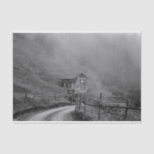 Papel De Seda Cabana de madeira na natureza/nevoeiro na montanha