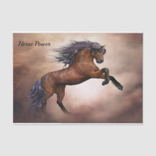 Papel De Seda Cavalo marrom do frisão que eleva acima com nuven