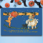 Papel De Seda Crianças Vintage com Jack-O-Lanterna e Gato Negro<br><div class="desc">Ilustração colorida e festiva restaurada do dia das bruxas com um menino assustando duas meninas com um jack-o-lanterno sob o céu azul escuro estrelado. Gato preto e poema no fundo e banda de bruxas sobrevoam. Adequado para projetos de desacoplamento ou de construção de queda.</div>