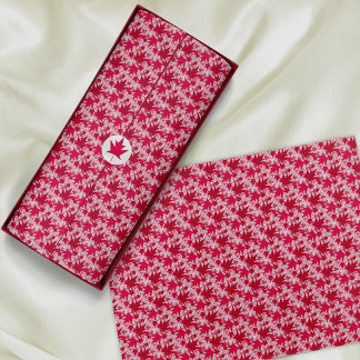 Papel De Seda Folhas de Mapeamento em um Plano de Fundo Rosa