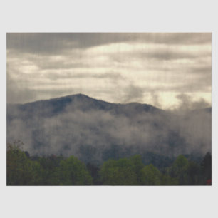 Papel De Seda Foto nevoenta bonita da paisagem da montanha