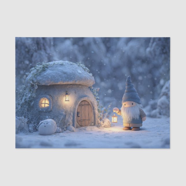 Papel De Seda Gnome with a Lantern Outside a Snowy Stone Hut (Frente )