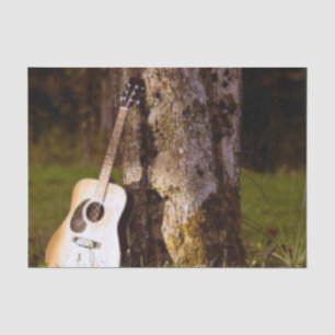 Papel De Seda guitarra acústica contra árvore