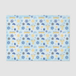 Papel De Seda Hanukkah Chanukah Menorah ilumina estrelas<br><div class="desc">Um teste padrão de elementos judaicos de Hanukkah tais como candelabros,  estrela de David,  Driedel e Yamaka ou Kippah do menorah.  O fundo é uma luz - aguarela azul Washington.  Você pode mudar o tamanho do teste padrão para fazê-lo maior ou menor clicando Customize a.</div>