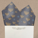 Papel De Seda Marinho Blue Hanukkah Menorah Star de David Patter<br><div class="desc">Este design apresenta um menorah de ouro de aquarela e um padrão Star de David definido em um fundo azul de marinho. A cor de fundo pode ser alterada para,  literalmente,  qualquer cor que você quiser! Basta escolher a ferramenta personalizada.</div>