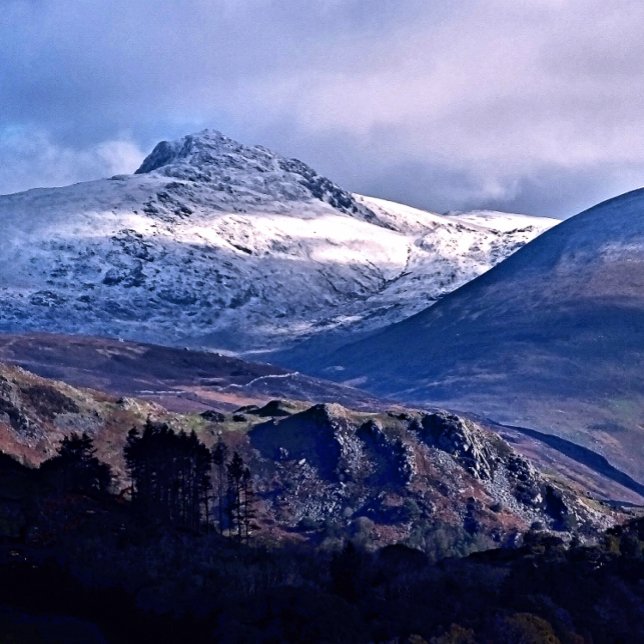 PAPEL DE SEDA MOUNTAIN VIEWS (A photographic design of snow covered mountain tops in Wales.)