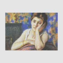 Mulher que se inclina na cadeira