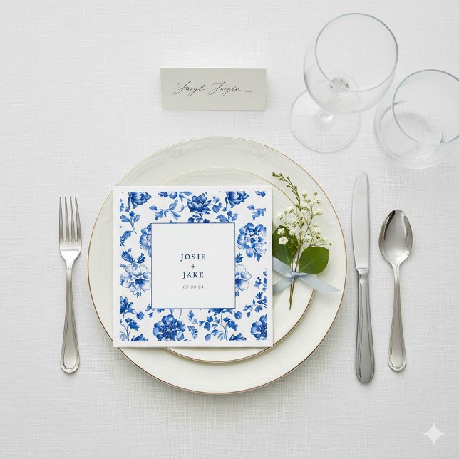 Papel guardanapo de casamento azul e branco Delftware (White and blue delftware wedding napkin with bride and groom names.)